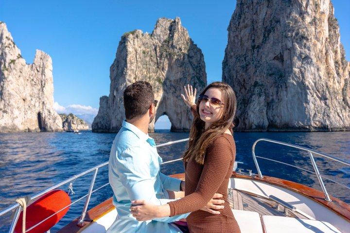 Tour privado en barco de 3 horas por la isla de Capri.