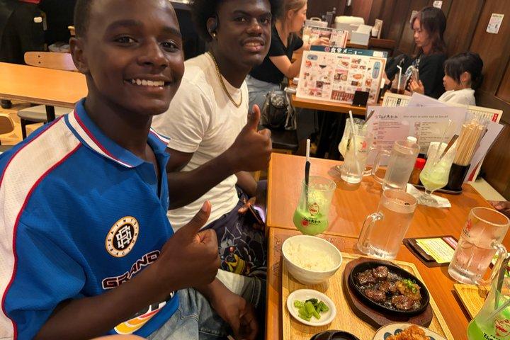 渋谷アニメツアー：全年齢向けフード、ショッピング＆アーケードの楽しみ