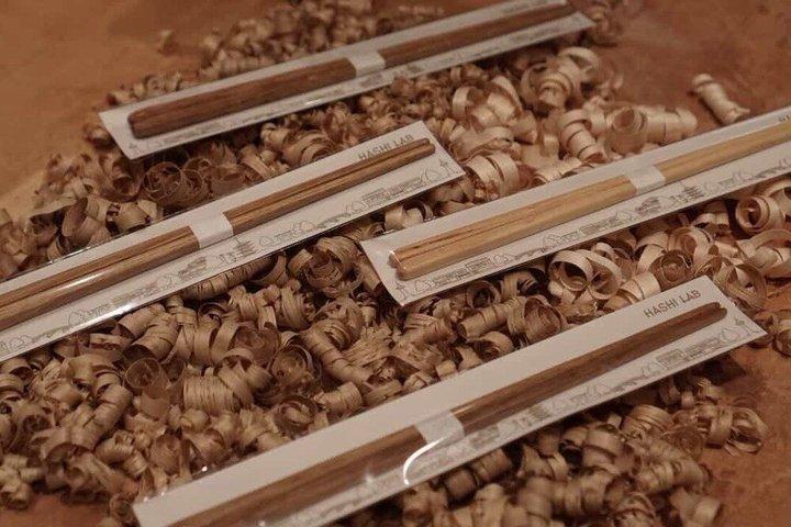 京都祇園で自分だけのユニークな日本語箸を作る