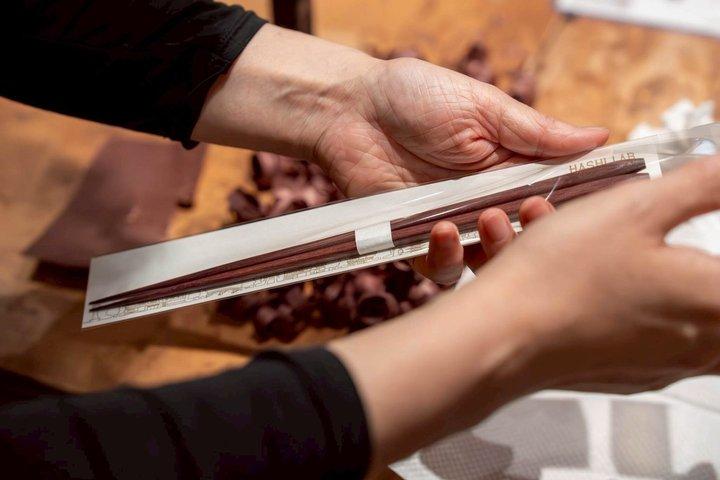 京都祇園で自分だけのユニークな日本語箸を作る