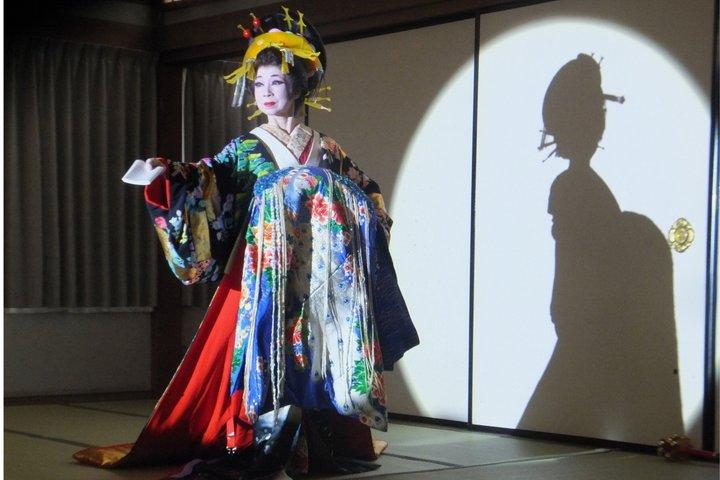 侍と花魁のダンスショーとインタラクティブな文化体験