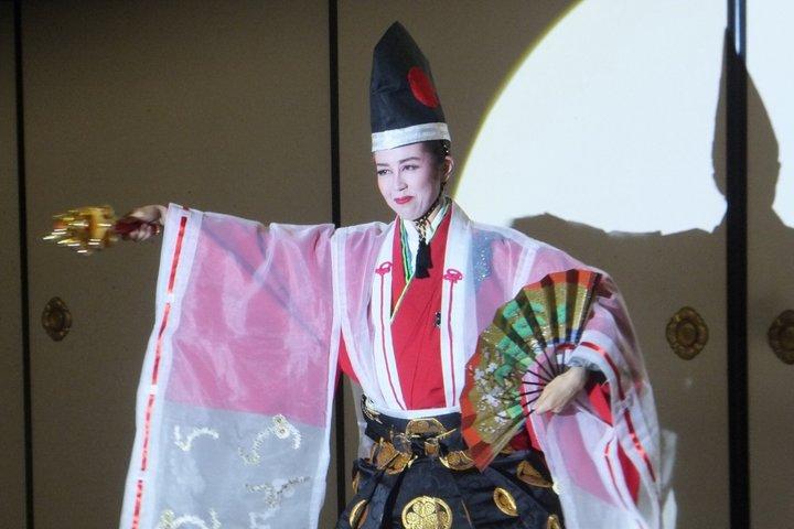 侍と花魁のダンスショーとインタラクティブな文化体験