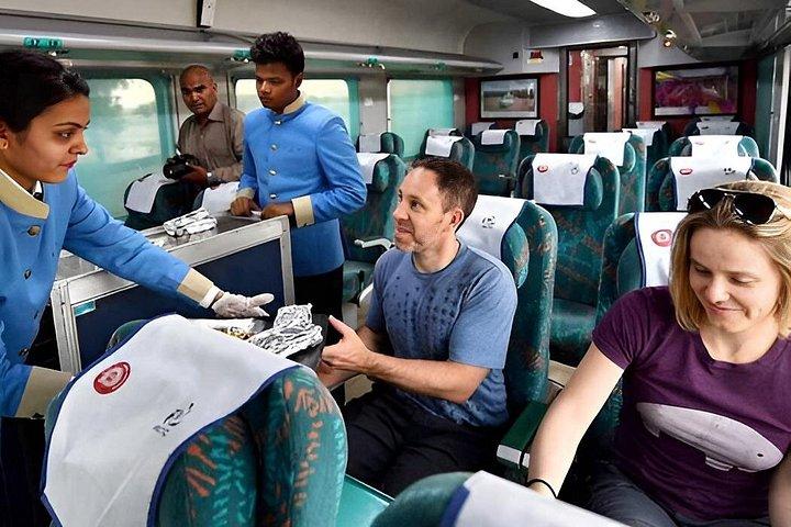 アムリトサルと列車旅を含む7日間のゴールデン・トライアングルツアー