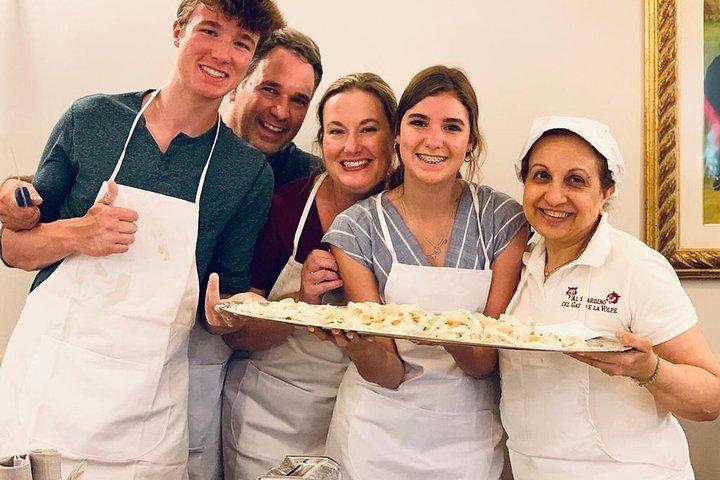 Aula de Culinária de Massa e Tiramisu em Veneza com vinho pela Cooking Italy