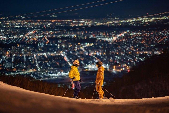 Beginner-Friendly Night View Ski Lesson in Sapporo