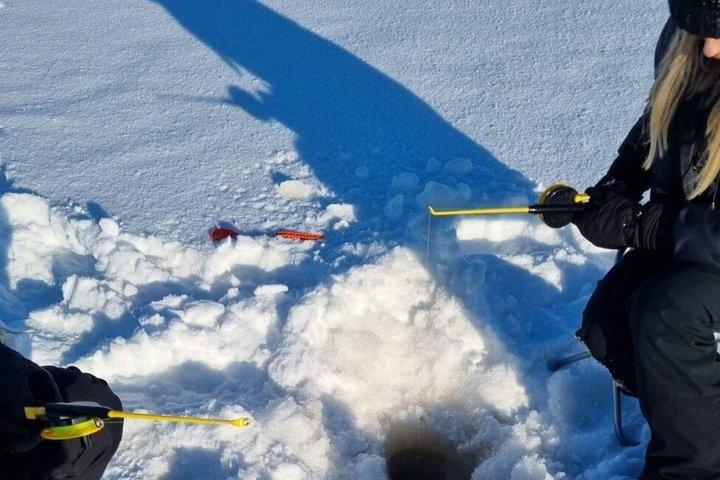 ロヴァニエミのスノーシューイングと氷上釣りでの冬のアドベンチャー