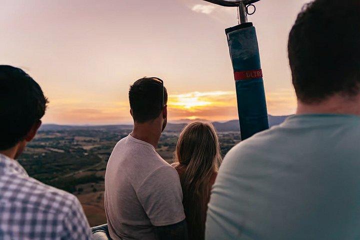 Mallorca bei Sonnenuntergang im Heißluftballon
