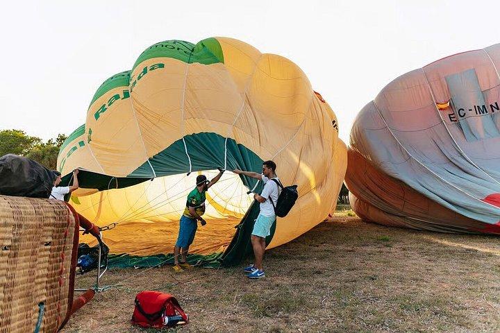 Mallorca bei Sonnenuntergang im Heißluftballon