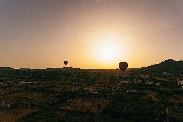 Mallorca bei Sonnenuntergang im Heißluftballon