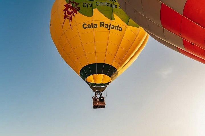 Mallorca bei Sonnenuntergang im Heißluftballon