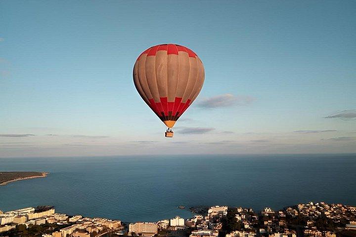 Mallorca bei Sonnenuntergang im Heißluftballon