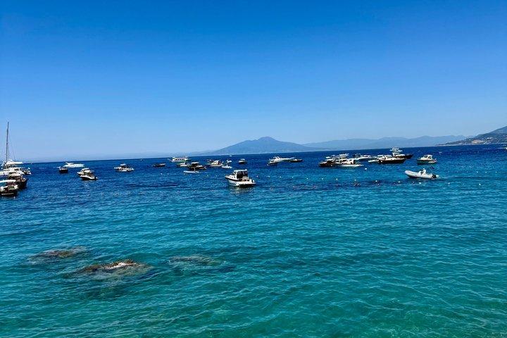 ソレント発カプリ島プライベートボートツアー（7時間）
