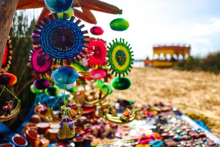 プーノからウロスとタキーレへの終日スピードボートツアー