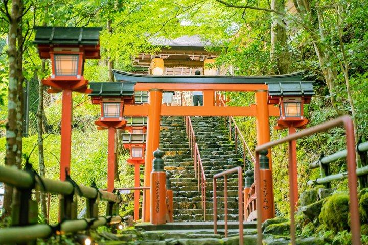 京都 鞍馬から貴船へのガイド付き森林ハイキング