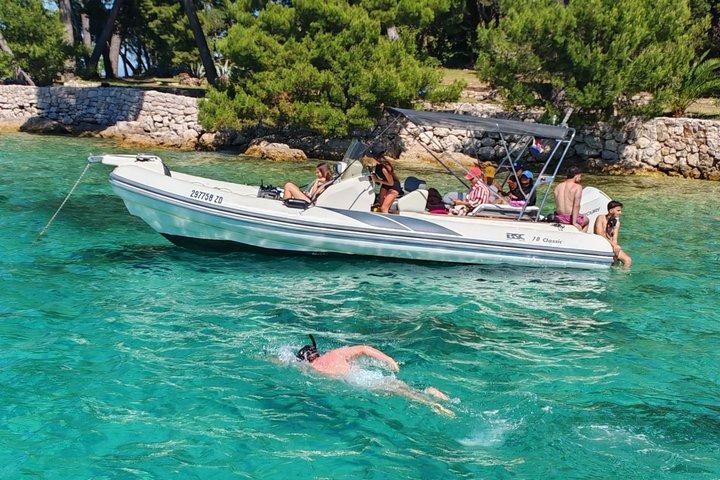 Zadar : Excursion en bateau en petit groupe avec boissons et snorkeling