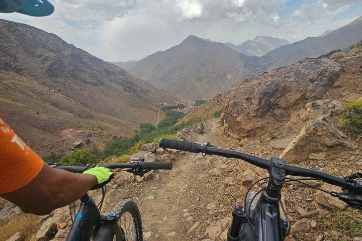 マラケシュからベルベル人の村々を巡るアトラス山脈自転車ツアー