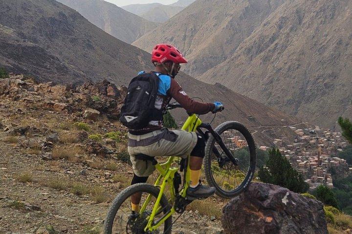 マラケシュからベルベル人の村々を巡るアトラス山脈自転車ツアー