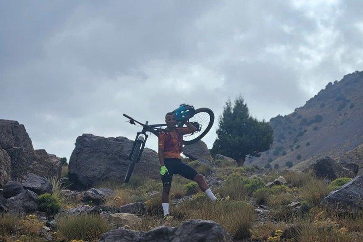 マラケシュからベルベル人の村々を巡るアトラス山脈自転車ツアー
