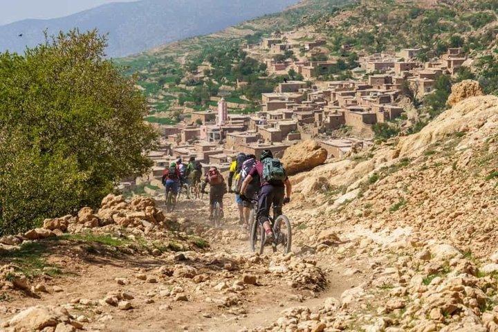 マラケシュからベルベル人の村々を巡るアトラス山脈自転車ツアー