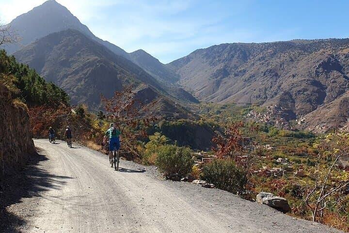 マラケシュからベルベル人の村々を巡るアトラス山脈自転車ツアー