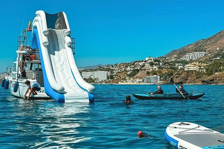 シュノーケリング、ウォータースライダー、ランチ、送迎付きのボートトリップ