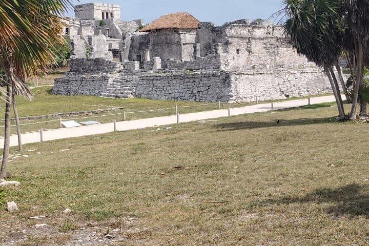 Transport to Tulum archaeological zone from Cancun round trip