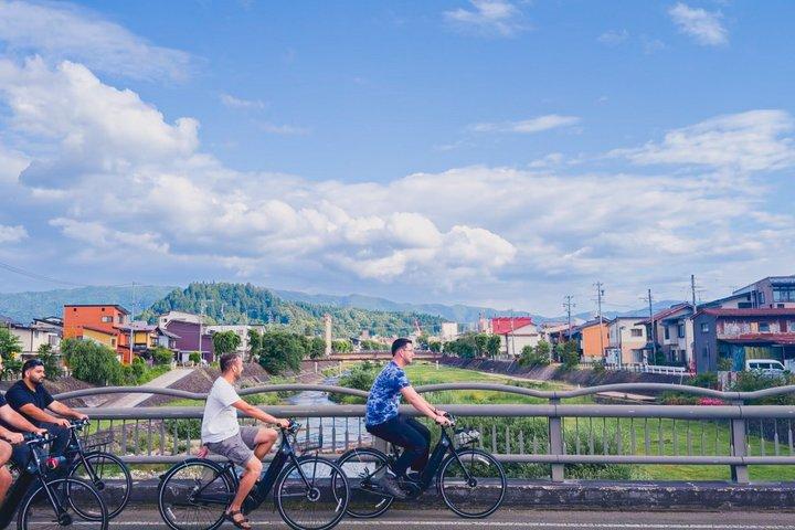 Tour mattutino in e-bike e a piedi di Hida Takayama