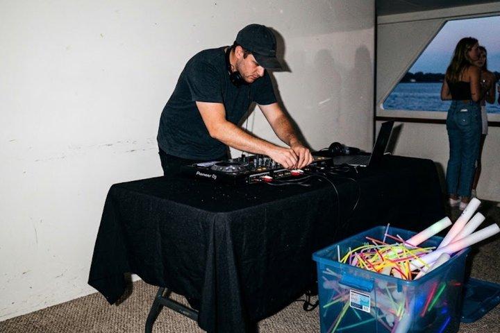 プライベートDJとSUV送迎付きオールインクルーシブ・マイアミ豪華ヨット
