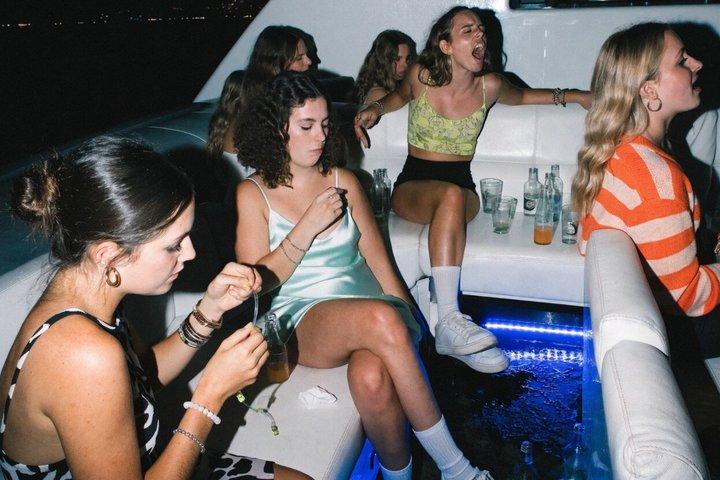 プライベートDJとSUV送迎付きオールインクルーシブ・マイアミ豪華ヨット