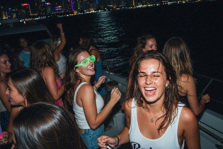 プライベートDJとSUV送迎付きオールインクルーシブ・マイアミ豪華ヨット