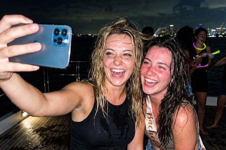 プライベートDJとSUV送迎付きオールインクルーシブ・マイアミ豪華ヨット