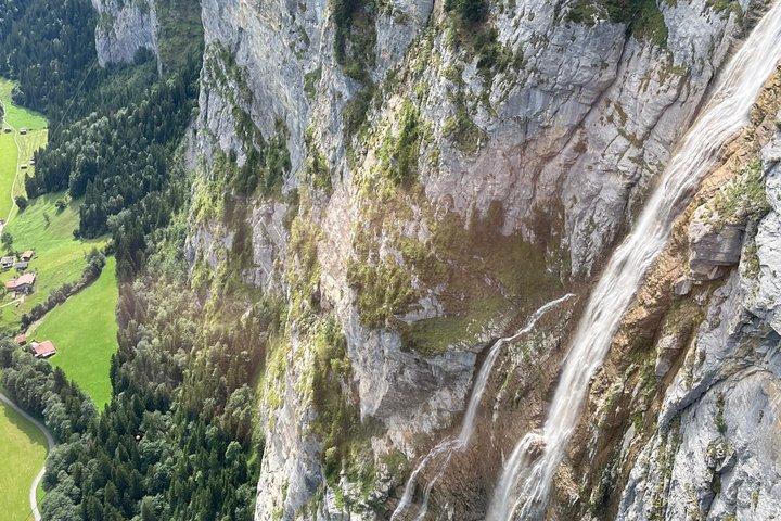 プライベートツアー。 美しいスイス。 アルプス、湖、村