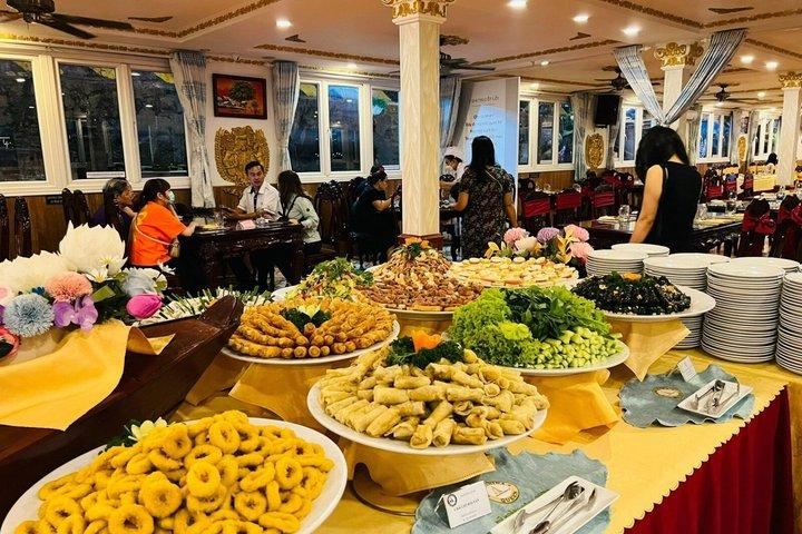 Saigon River: Dinner on Cruise - Buffet with Live Music
