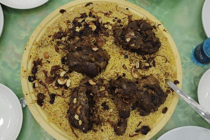 モスクートでの地元家族との本格オマーンディナー