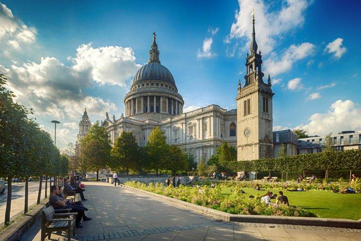 St. Pauls katedral och biljett för tur på Themsen