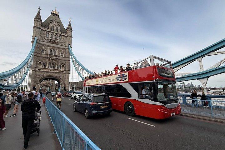 ロンドンのクリスマスライトオープン・トップバスツアーとサンタクロース
