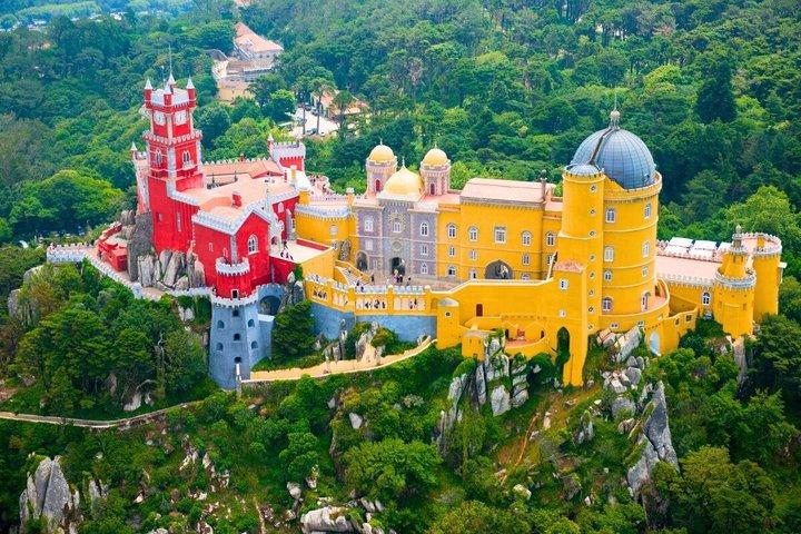 Sintra med minibuss: Pena Palace, Cascais & Atlantic Coast Wonders