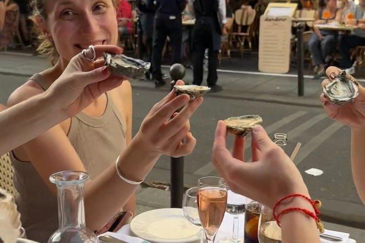シャンパンとワインを味わうパリの牡蠣テイスティングツアー