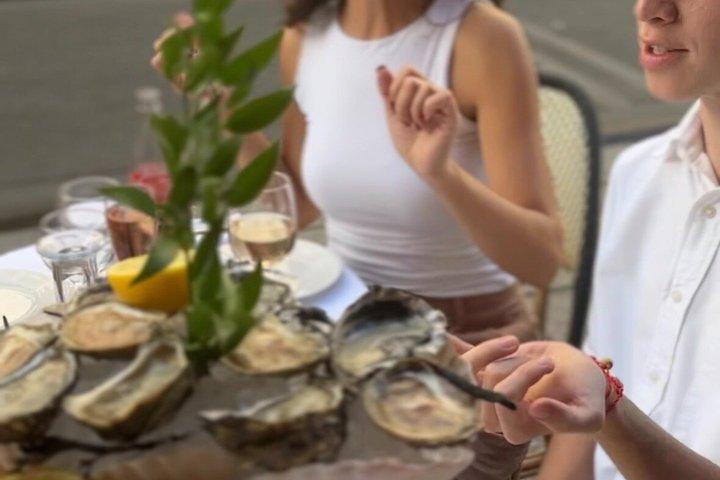 シャンパンとワインを味わうパリの牡蠣テイスティングツアー