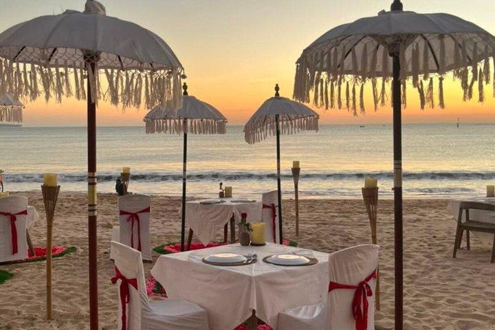 Cena romantica con candele a Jimbaran in spiaggia