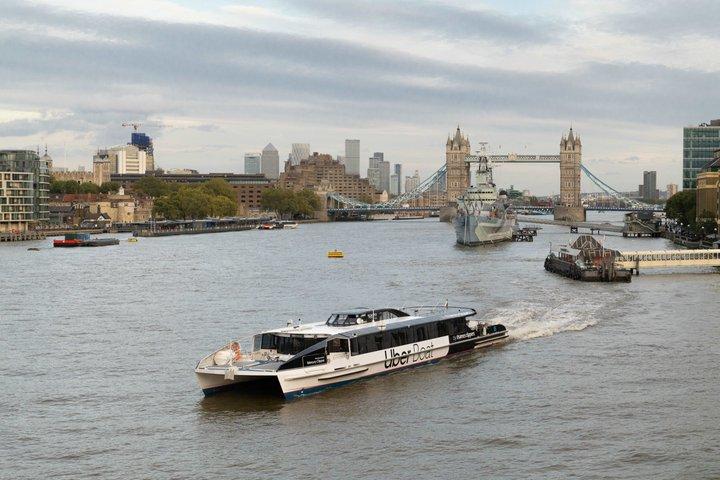 ロンドン:セント・ポール大聖堂と片道テムズ川ボートツアー
