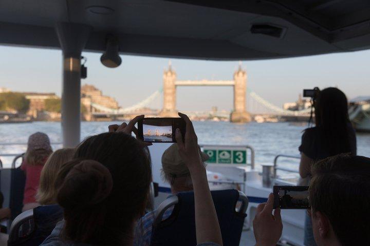 ロンドン：セント・ポール大聖堂と片道テムズ川ボートツアー
