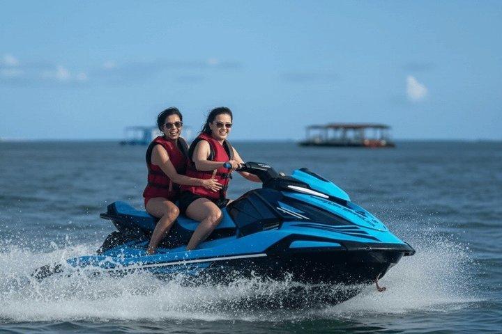 タンジュン・ベノア ウォータースポーツ ジェットスキー パラセーリングなど
