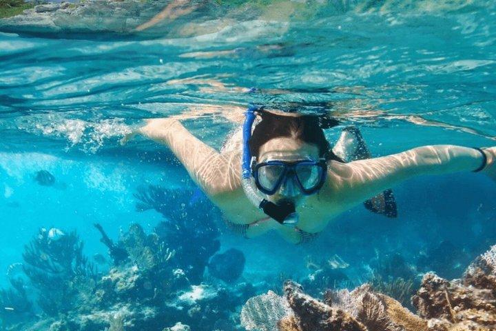タンジュン・ベノア ウォータースポーツ ジェットスキー パラセーリングなど