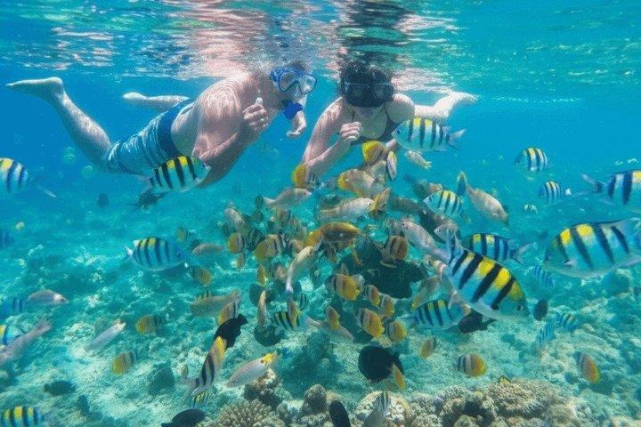 タンジュン・ベノア ウォータースポーツ ジェットスキー パラセーリングなど