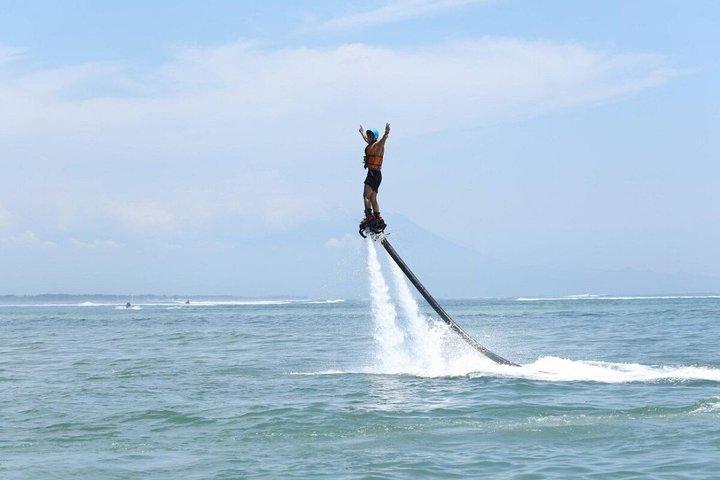 タンジュン・ベノア ウォータースポーツ ジェットスキー パラセーリングなど