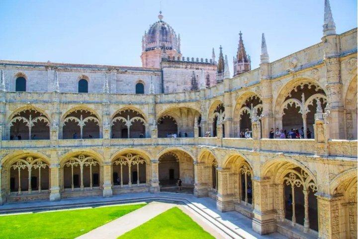 Besøg Jerónimos-klosteret og Belém-tårnet.