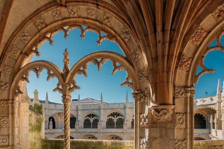 Besøg Jerónimos-klosteret og Belém-tårnet.