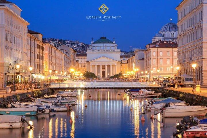 Guided tour in the heart of the city and experience in a historic cafe