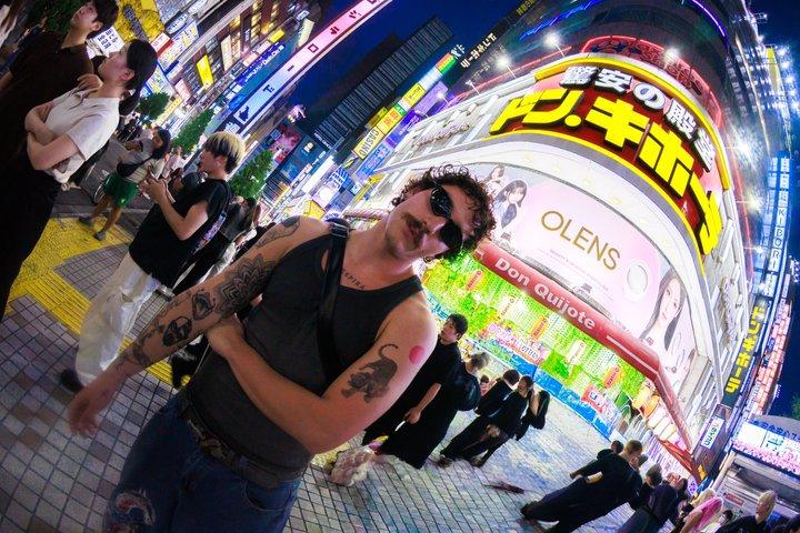 東京：地元のフォトグラファーとの新宿でのフォトシュート